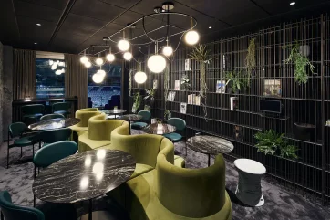 Modern Lounge mit stilvollen Sitzmöbeln und dekorativen Pflanzen.