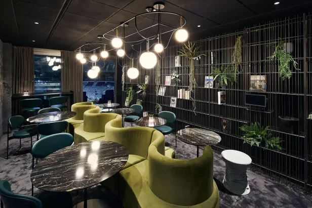 Modern Lounge mit stilvollen Sitzmöbeln und dekorativen Pflanzen.