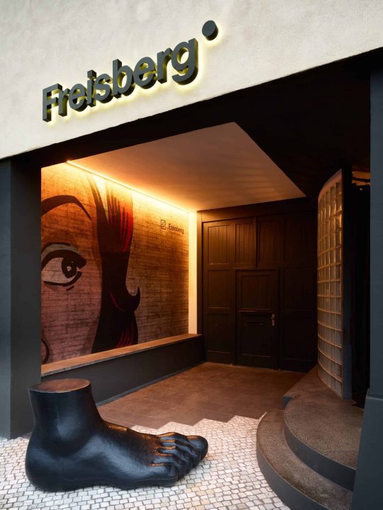 Barrierefreier Eingangsbereich mit Kunstinstallation.