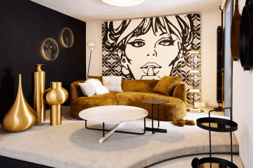Attraktives Wohnzimmer mit eleganten goldenen Vasen, Kunstwand und gemütlicher Couch für ein moderne.