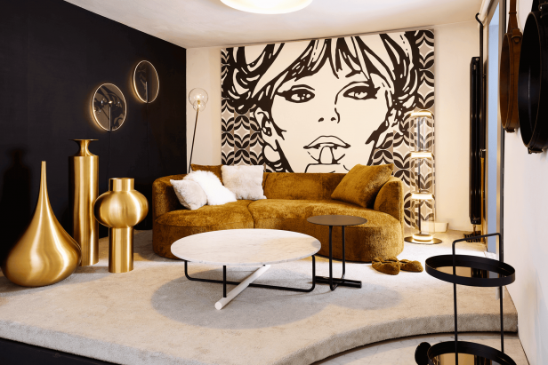 Attraktives Wohnzimmer mit eleganten goldenen Vasen, Kunstwand und gemütlicher Couch für ein moderne.